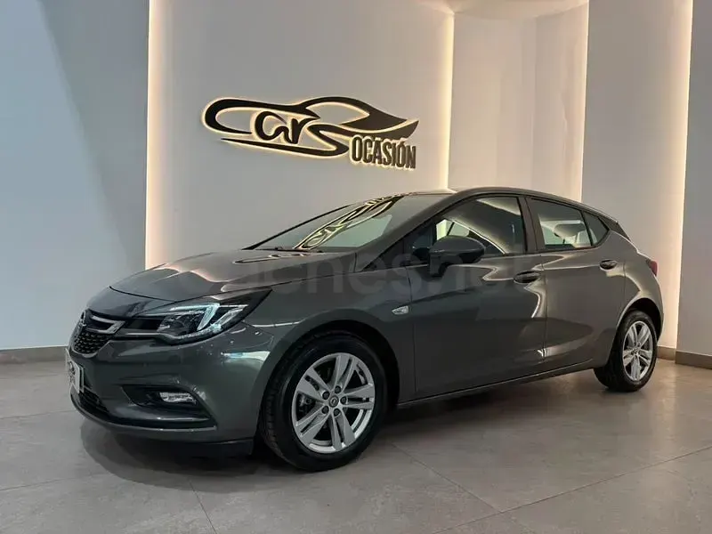 Usado Opel Astra Elegance 110 CV (80 kW) 2019 Gris / plata Berlina