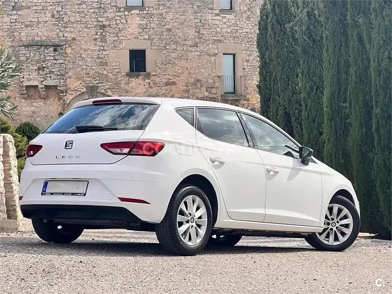Usado Seat Leon Style 130 CV (95 kW) 2019 Blanco Berlina