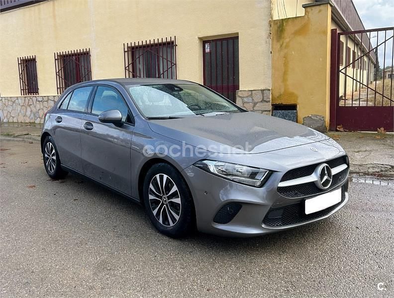 Usado Mercedes A180 116 CV (85 kW) 2021 Gris / plata Berlina
