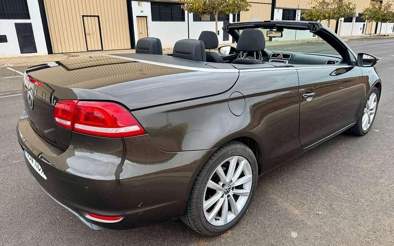 Usado VW Eos 140 CV (102 kW) 2011 Marrón Descapotable