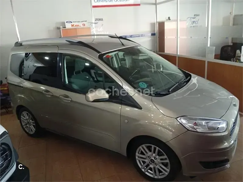 Usado Ford Tourneo Courier Titanium 95 CV (69 kW) 2017 Gris / plata Monovolumen