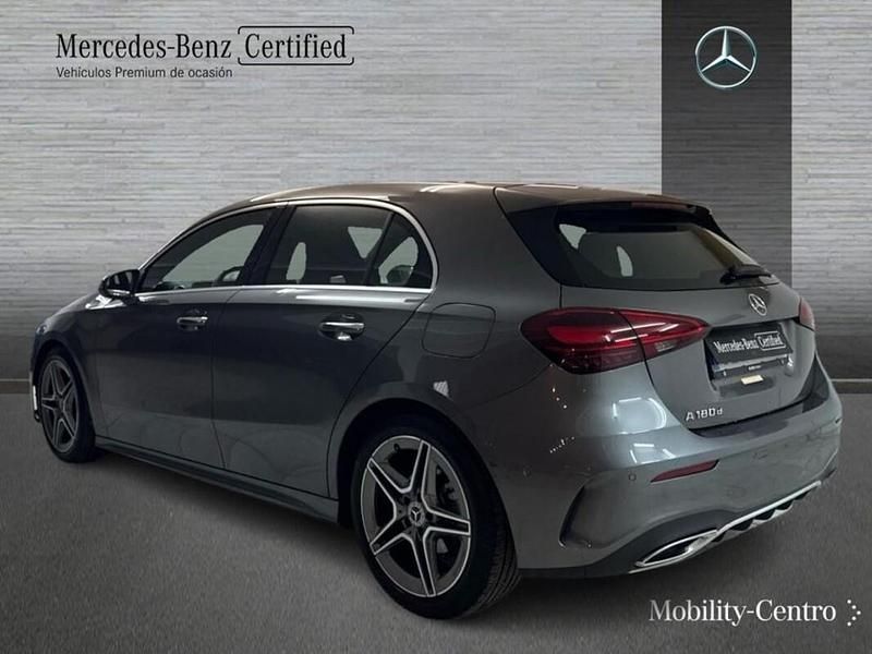 Usado Mercedes A180 AMG line 116 CV (85 kW) 2024 Gris montaña Utilitario