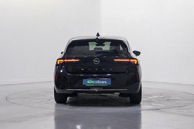 Usado Opel Astra Elegance 130 CV (95 kW) 2022 Negro Berlina