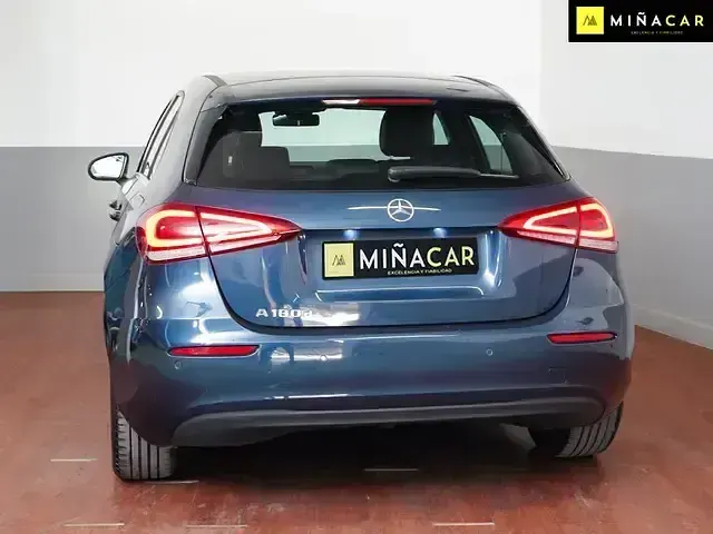 Usado Mercedes A180 116 CV (85 kW) 2020 Azul Berlina