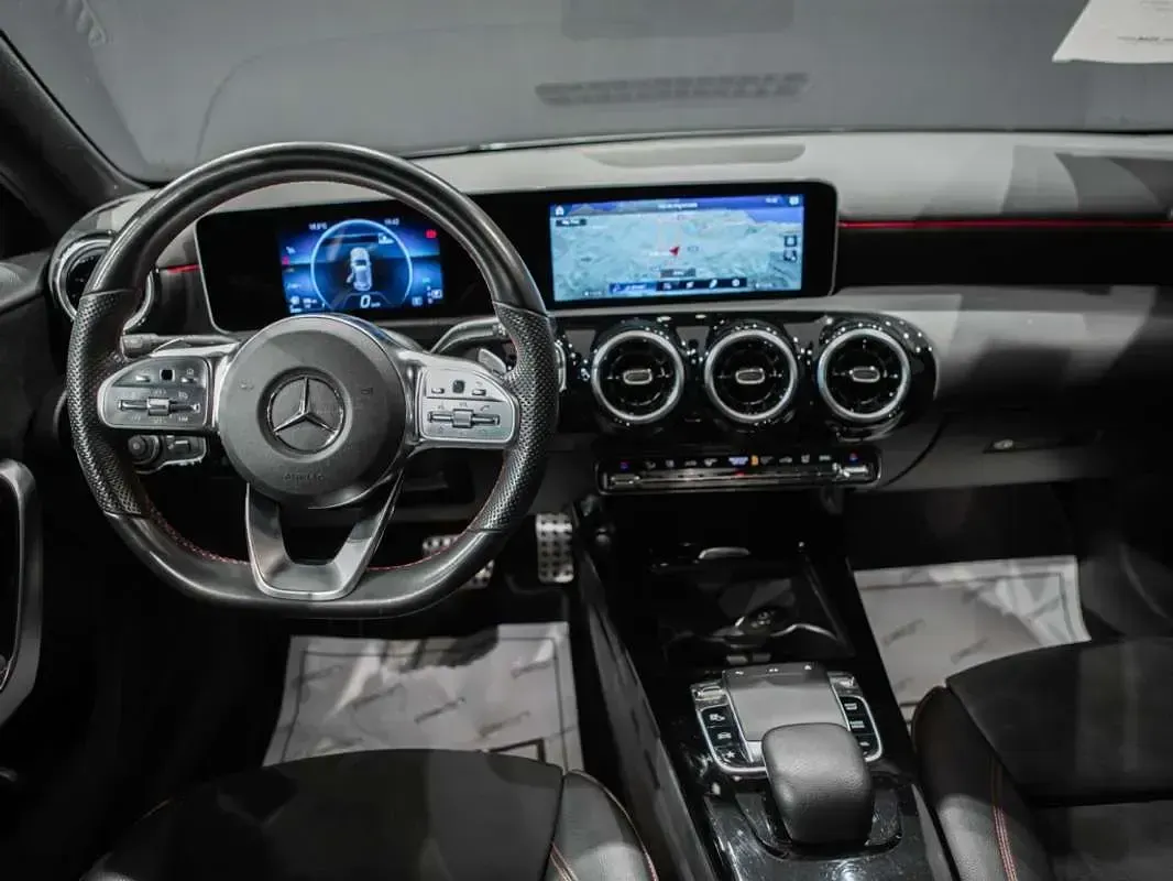 Usado Mercedes A180 116 CV (85 kW) 2019 Gris Utilitario