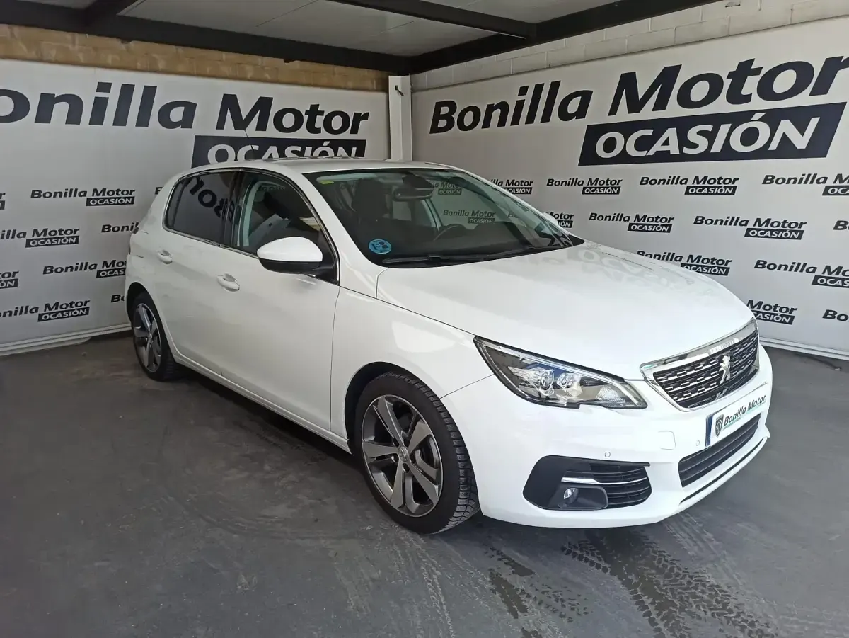 Usado Peugeot 308 Allure 130 CV (95 kW) 2020 Blanco Berlina