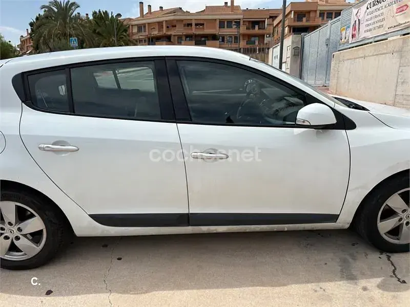 Usado Renault Mégane III Dynamique 110 CV (80 kW) 2011 Blanco Berlina
