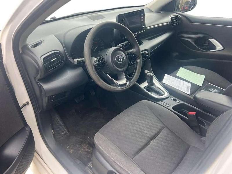 Usado Toyota Yaris Business Edition 116 CV (85 kW) 2022 Blanco Utilitario