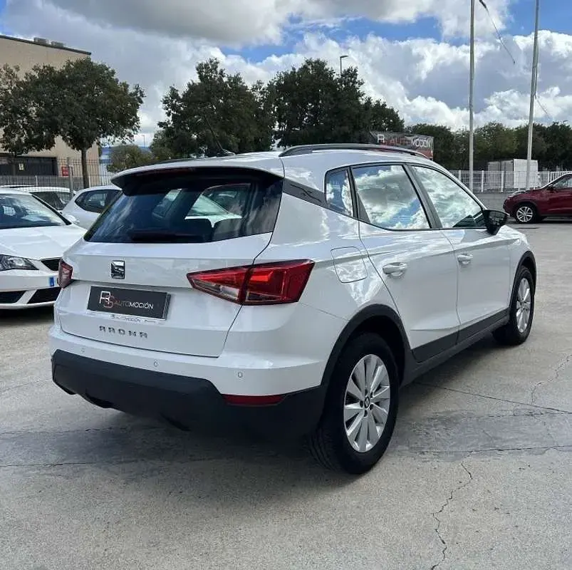 Usado Seat Arona Style 110 CV (80 kW) 2021 Blanco SUV