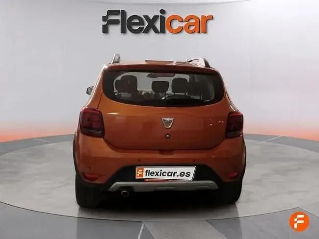 Usado Dacia Sandero Stepway 90 HP (66 kW) 2017 Laranja