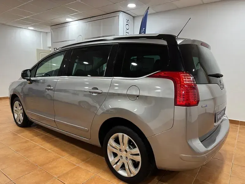 Usado Peugeot 5008 Allure 120 CV (88 kW) 2015 Gris / plata Monovolumen