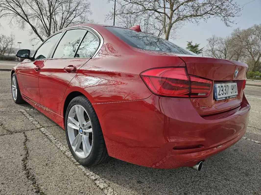 Usado BMW 318 Comfort Edition 150 CV (110 kW) 2017 Rojo Berlina