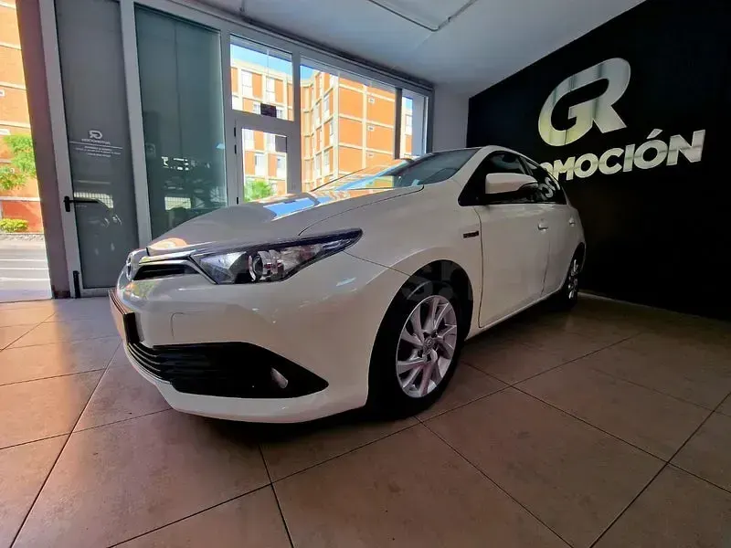 Usado Toyota Auris Hybrid Business Edition 136 CV (100 kW) 2019 Blanco Berlina