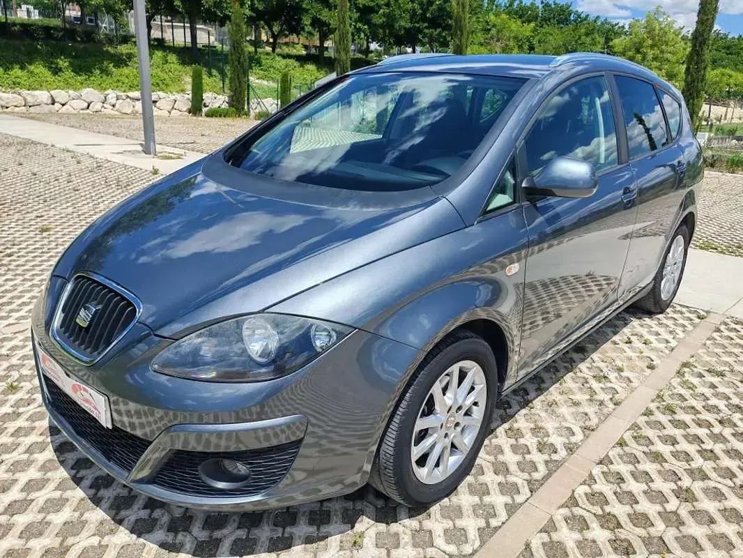Usado Seat Altea XL Style 105 CV (77 kW) 2012 Gris Monovolumen