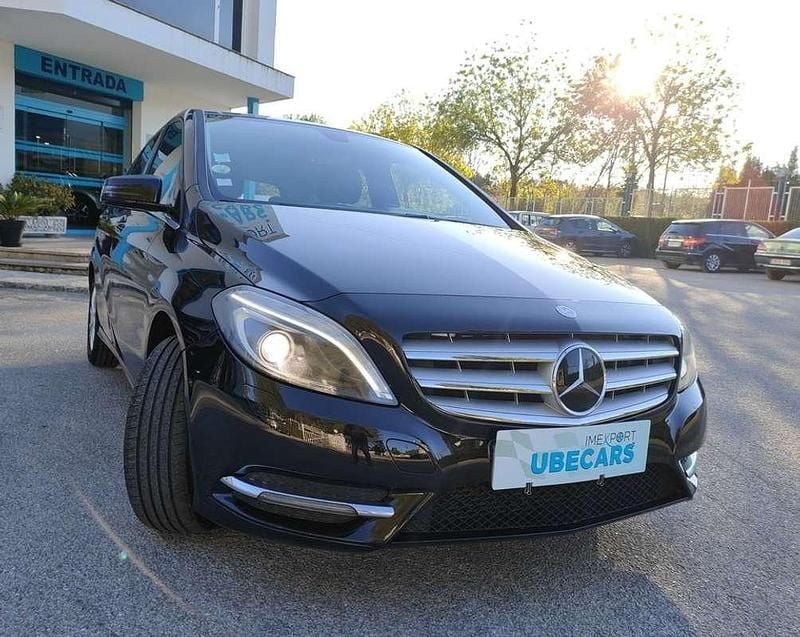 Usado Mercedes B180 109 CV (80 kW) 2013 Negro Monovolumen