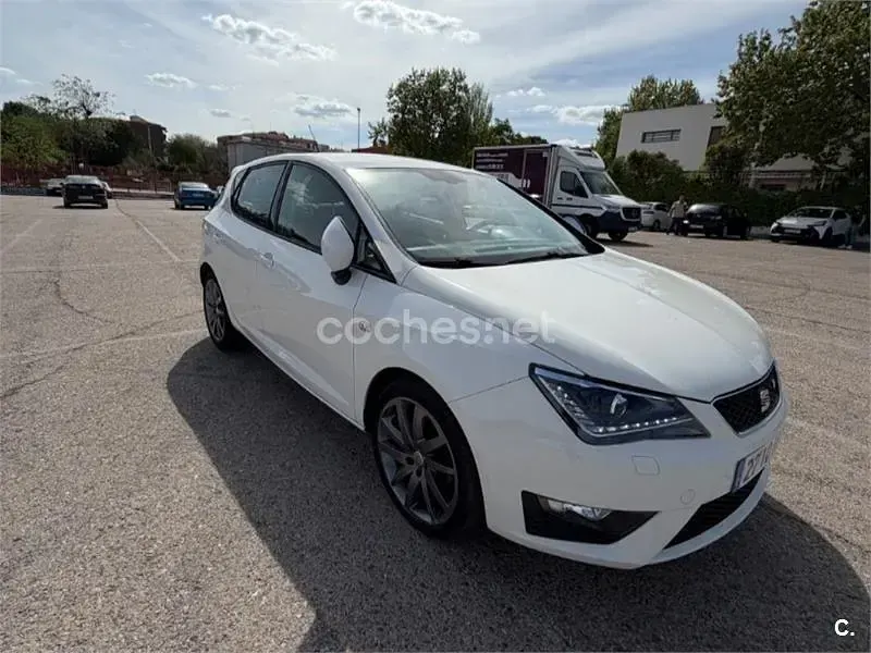 Usado Seat Ibiza Style 105 CV (77 kW) 2013 Blanco Berlina