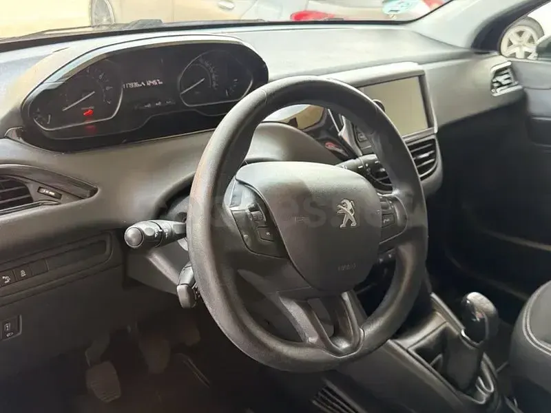 Usado Peugeot 208 Style 82 CV (60 kW) 2018 Negro Utilitario