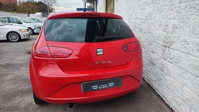 Usado Seat Leon Style 105 CV (77 kW) 2011 Rojo Utilitario