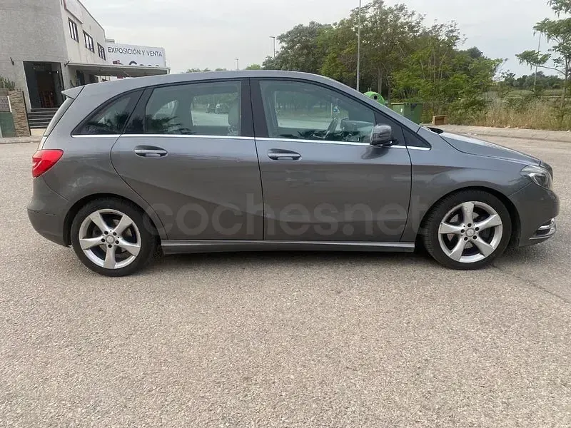 Usado Mercedes B180 109 CV (80 kW) 2013 Marrón Monovolumen