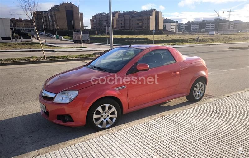 Usado Opel Tigra Sport 70 CV (51 kW) 2005 Rojo Descapotable