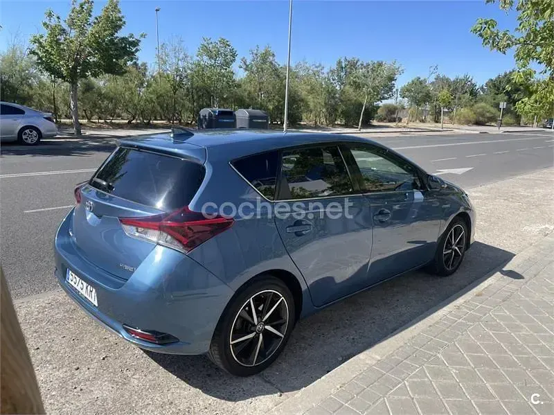 Usado Toyota Auris Hybrid Edition 136 CV (100 kW) 2018 Azul Berlina