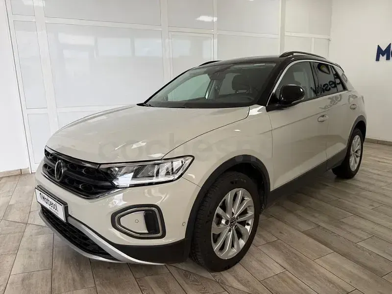 Usado VW T-Roc Life 110 CV (80 kW) 2023 Gris / plata SUV