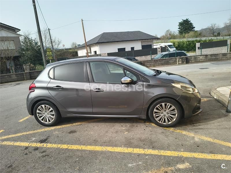 Usado Peugeot 208 Signature Sky 99 CV (72 kW) 2019 Gris / plata Utilitario