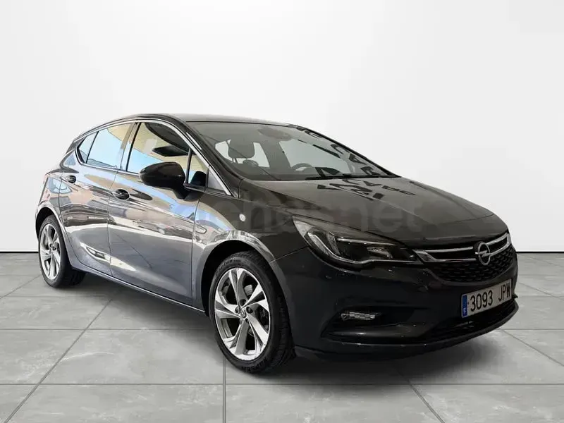 Usado Opel Astra Dynamic 125 CV (91 kW) 2016 Gris / plata Berlina