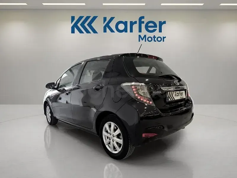Usado Toyota Yaris Hybrid Active 100 CV (73 kW) 2012 Negro Berlina