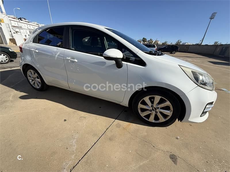 Blanco Usado 2015 Kia Rio Berlina | 6000 € (Buen precio) - Imagen 1/4