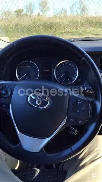 Usado Toyota Auris Live 124 CV (91 kW) 2014 Gris / plata Familiar