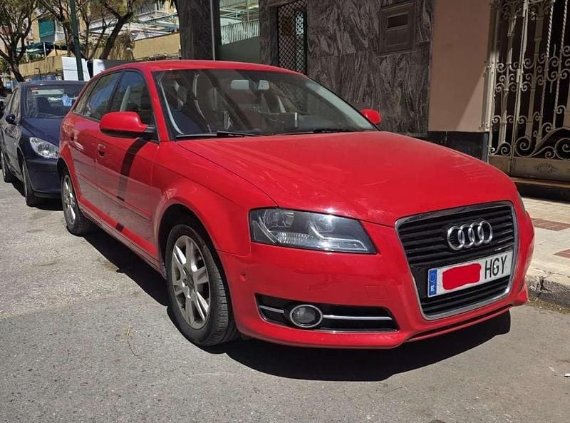Usado Audi A3 Sportback Attraction 105 CV (77 kW) 2011 Rojo Utilitario