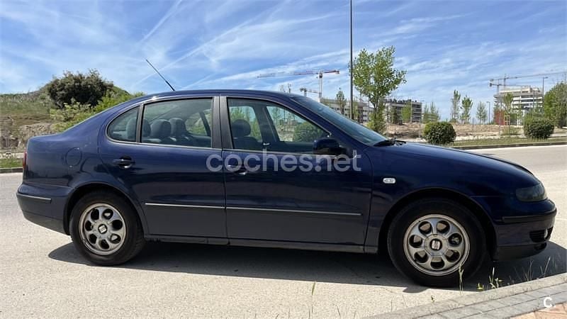 Usado Seat Toledo 110 CV (80 kW) 2001 Azul Berlina