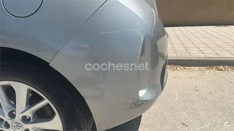 Usado Toyota Auris Active 90 CV (66 kW) 2014 Gris / plata Berlina