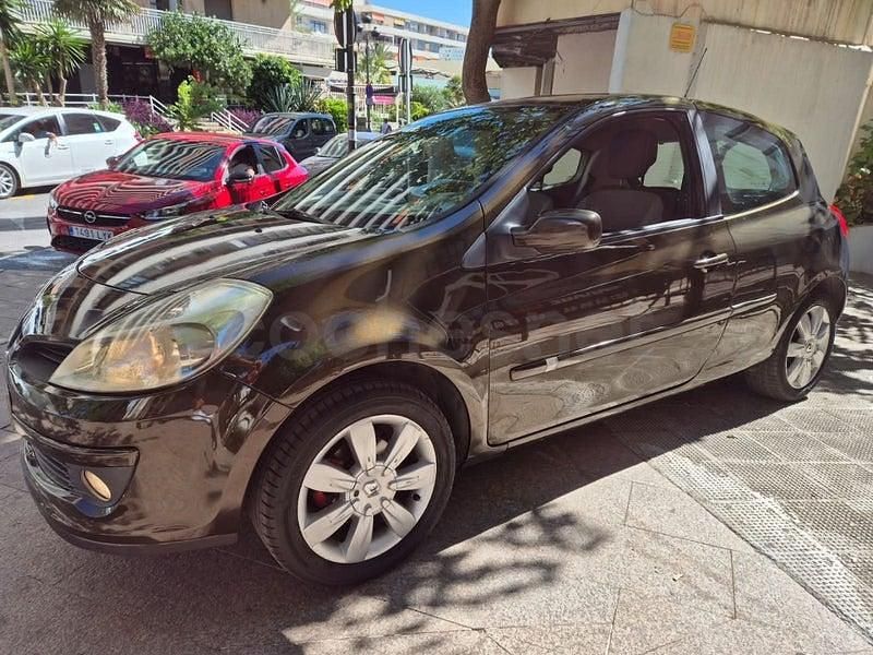Usado Renault Clio II Dynamique 110 CV (80 kW) 2007 Marrón Berlina