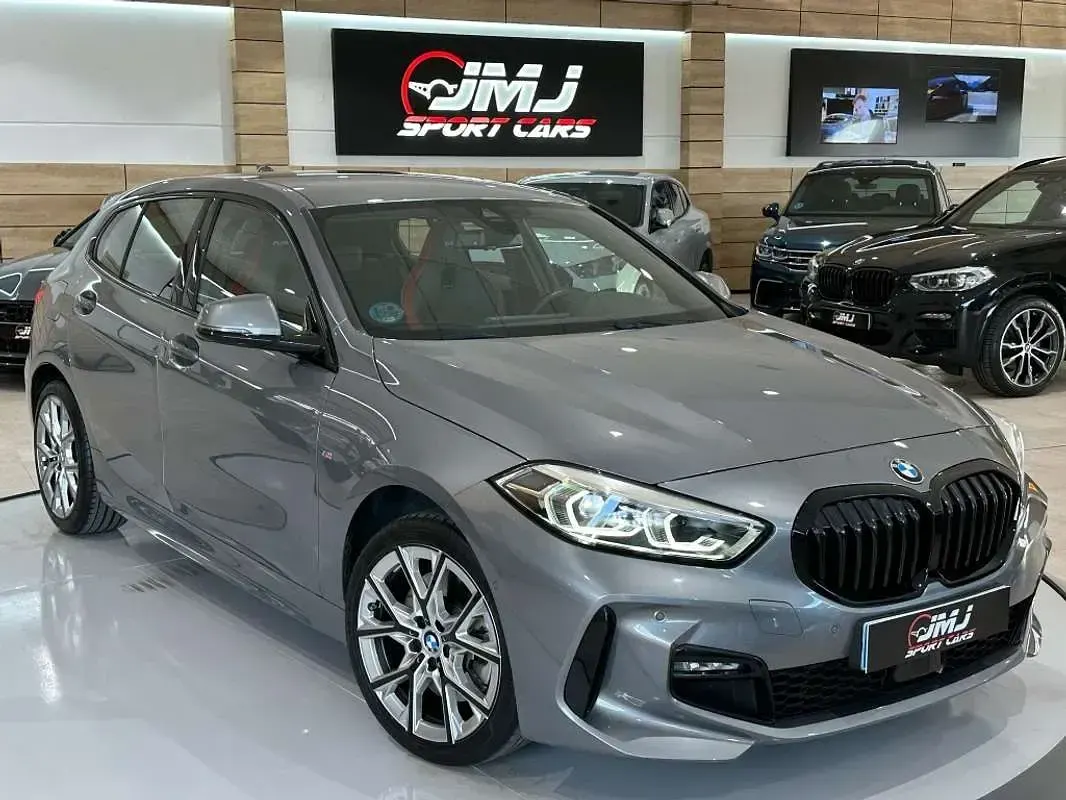 Usado BMW 120 M Sport 178 CV (130 kW) 2023 Gris Utilitario