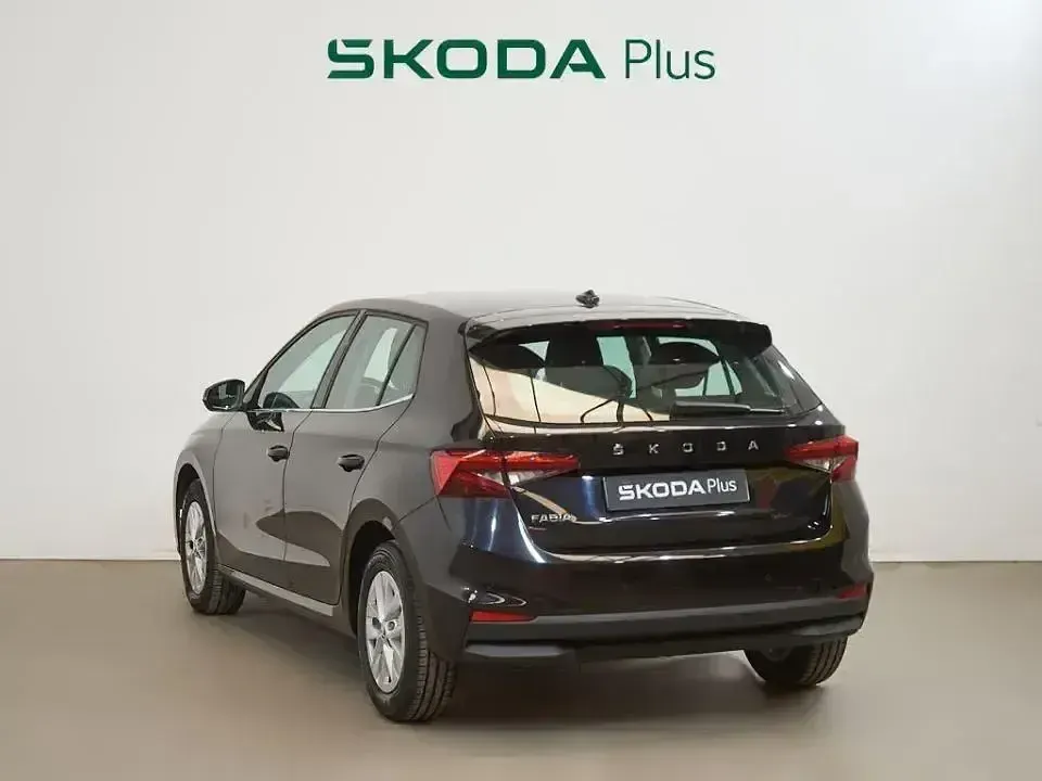 Usado Skoda Fabia Selection 95 CV (69 kW) 2024 Negro Berlina