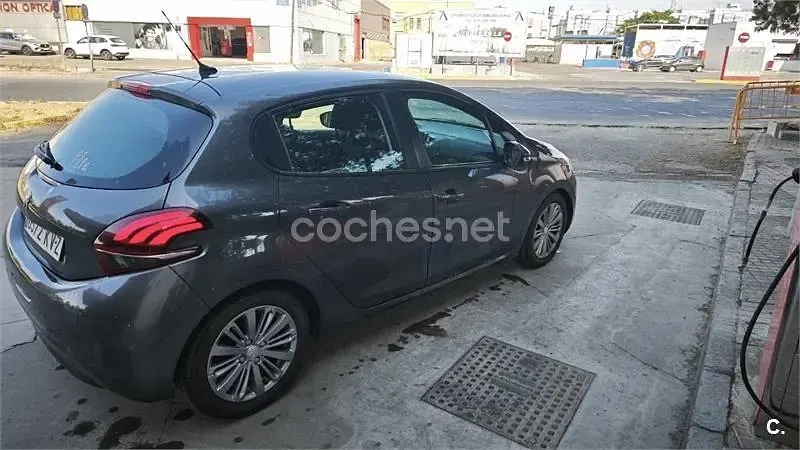 Usado Peugeot 208 Signature Sky 82 CV (60 kW) 2019 Gris / plata Utilitario