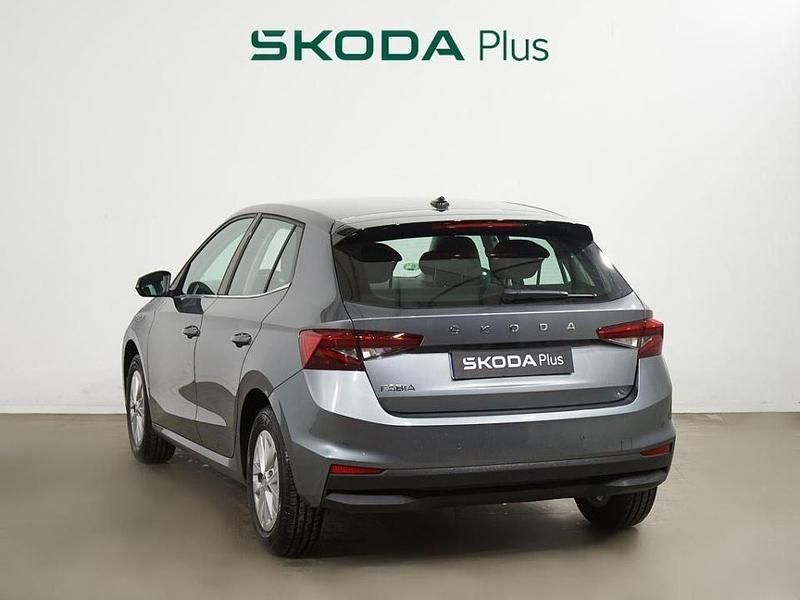 Usado Skoda Fabia Selection 95 CV (69 kW) 2025 Gris Berlina