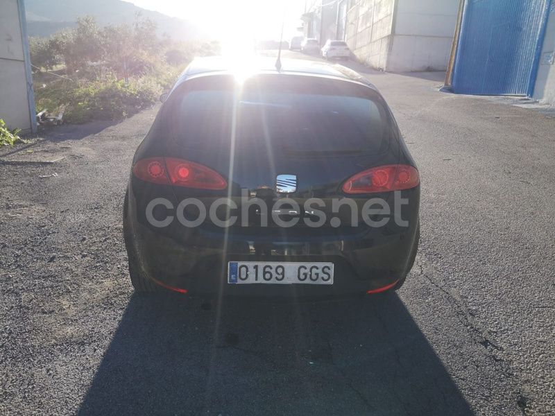 Usado Seat Leon Stylance 105 CV (77 kW) 2008 Negro Berlina