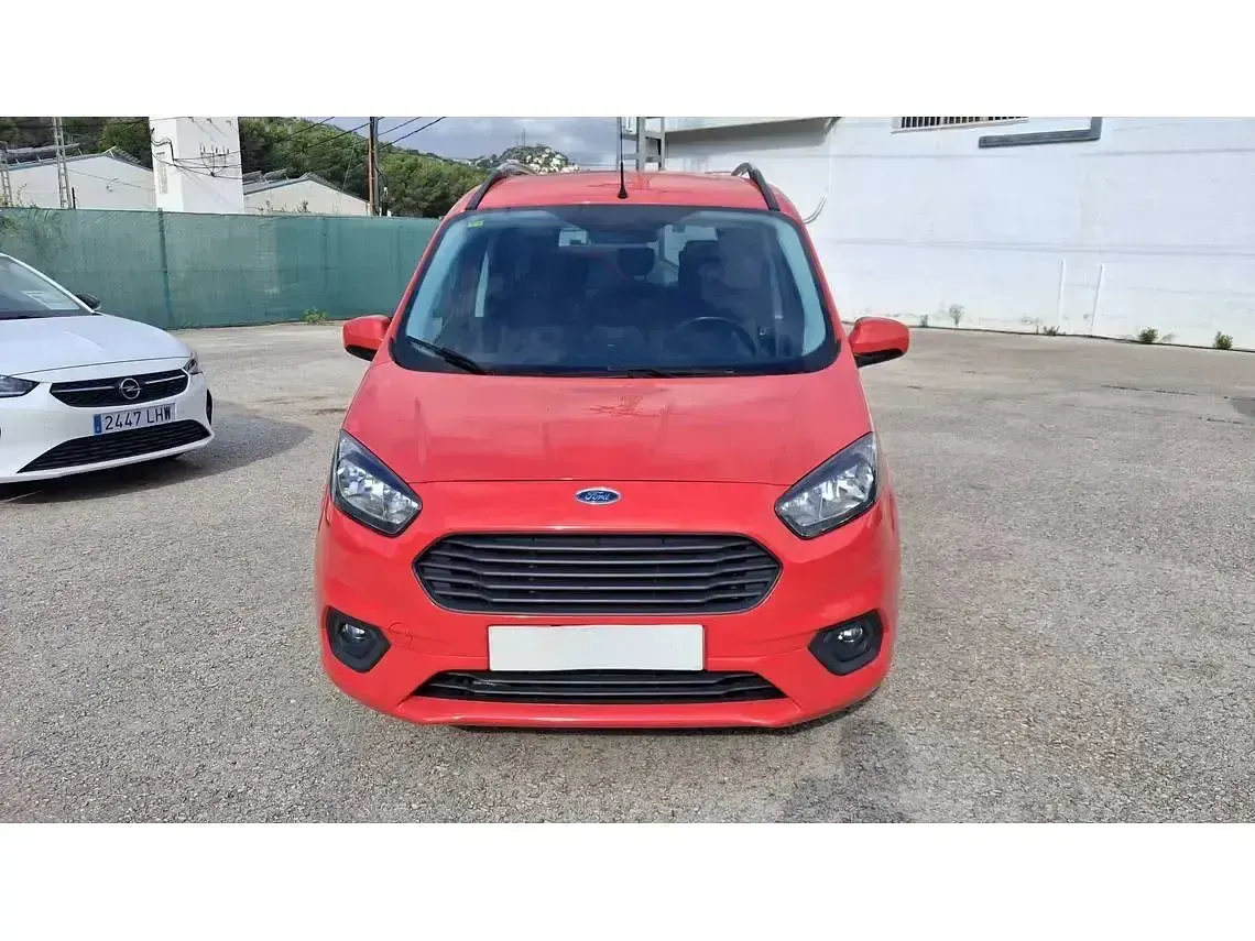 Usado Ford Tourneo Courier Titanium 100 CV (73 kW) 2018 Rojo Monovolumen