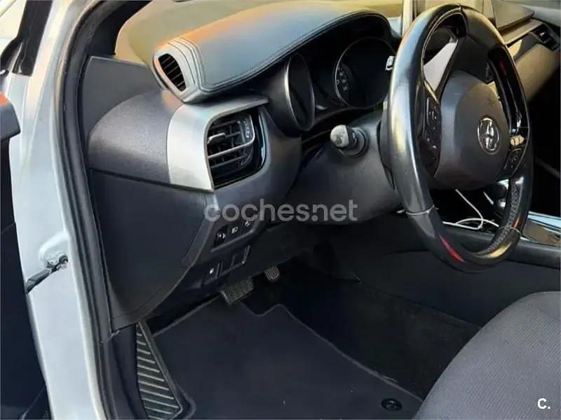 Usado Toyota C-HR Advance 122 CV (89 kW) 2017 Gris / plata SUV