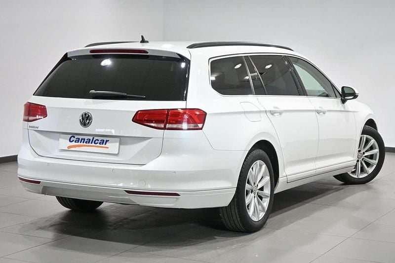 Usado VW Passat R-line 150 CV (110 kW) 2018 Blanco Familiar