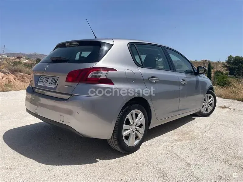 Usado Peugeot 308 Active 120 CV (88 kW) 2015 Gris / plata Berlina