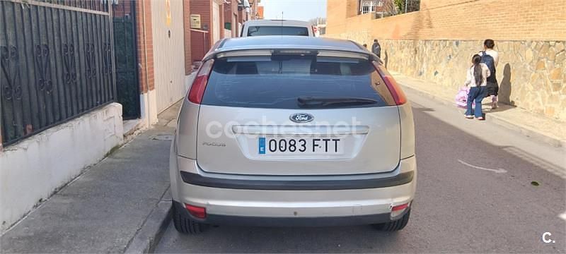 Usado Ford Focus Trend 100 CV (73 kW) 2007 Gris / plata Berlina