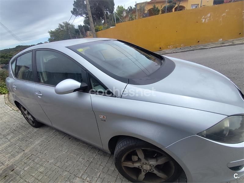 Usado Seat Toledo Sport 140 CV (102 kW) 2005 Gris / plata Utilitario