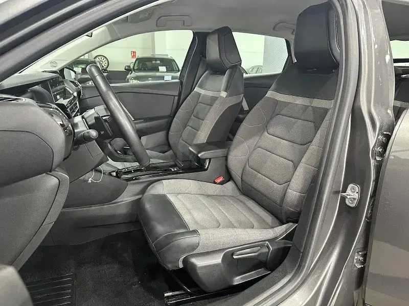 Usado Citroën C4 Feel 131 CV (96 kW) 2023 Gris / plata SUV