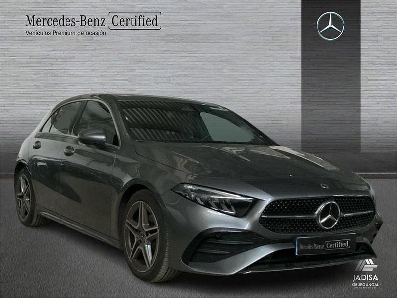 Usado Mercedes A180 AMG line 136 CV (100 kW) 2025 Gris Berlina