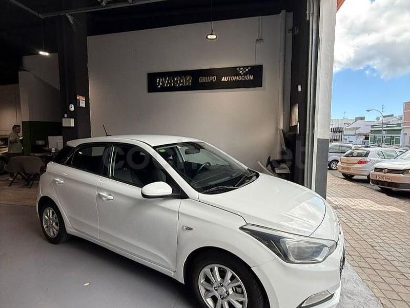 Usado Hyundai i20 100 CV (73 kW) 2017 Blanco Berlina