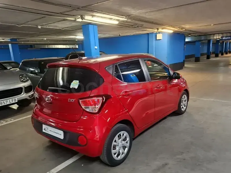 Usado Hyundai i10 66 CV (48 kW) 2018 Granate Utilitario